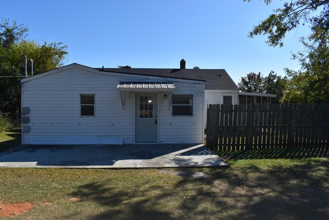 Foto del edificio - 1006 Red Bird Rd