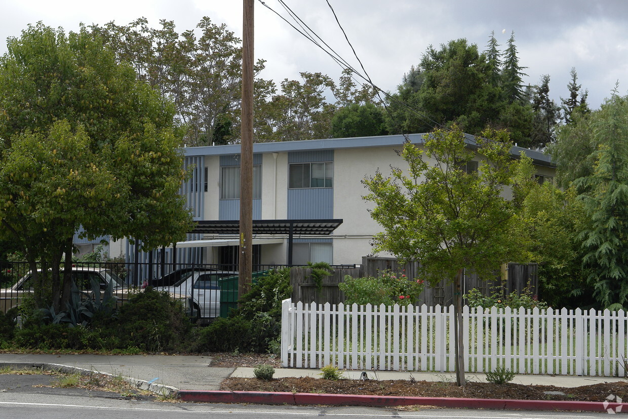 Building Photo - 917 S Livermore Ave