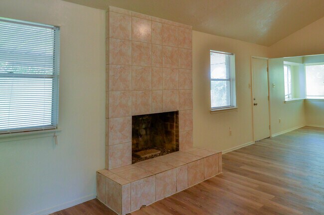 Foto del edificio - Charming 3-Bedroom Home for Rent in Angleton