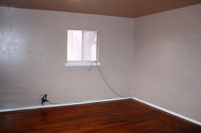 Foto del edificio - Located in Canyon 2/1 Owner pays water 1/2...