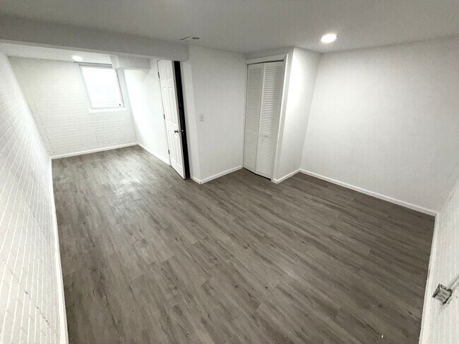 Cuarto dormitorio grande en el sótano - 1403 Emerald Dr