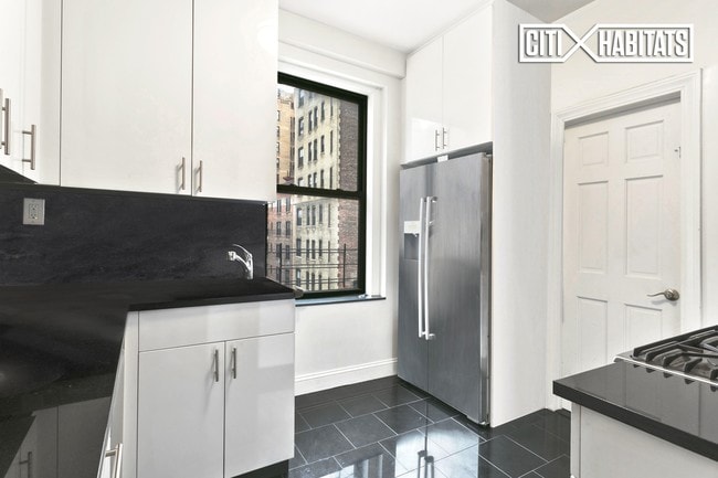 Building Photo - 30 W 70th St