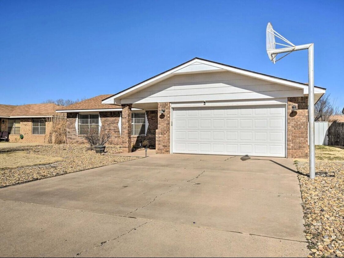 Primary Photo - 3 Bedroom Single Family Home in Clovis