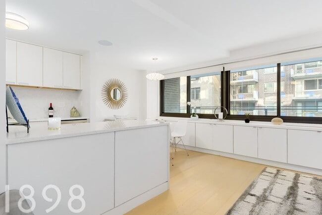 Building Photo - 135 W 96th St