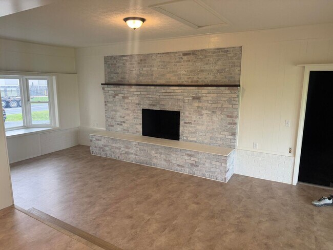 Building Photo - 2775 Ridgedale Rd
