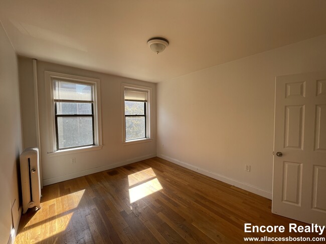 Building Photo - 11 Peterborough St