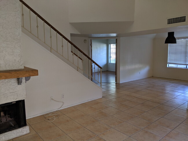 Building Photo - 3 Bedroom 2 Bathroom Close to ASU! $2099 a...