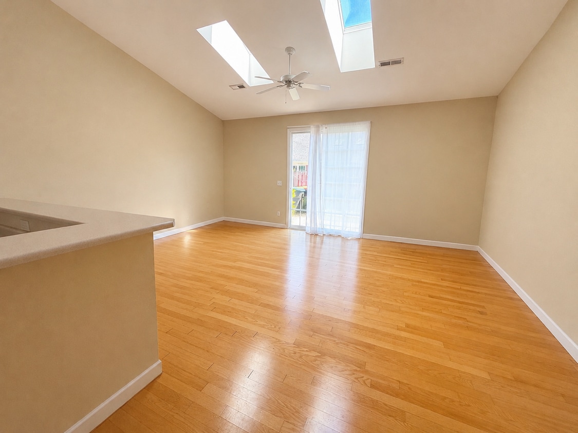 Building Photo - 331 Monlandil Dr