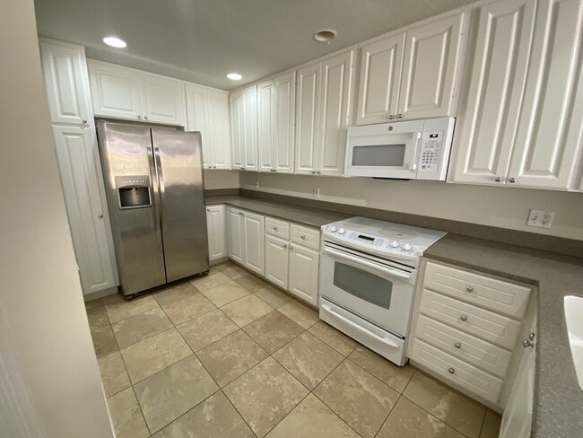 Building Photo - Leatherleaf Ln 8562