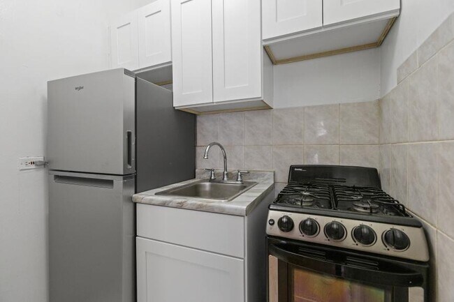 Foto del edificio - 0 bedroom in Chicago IL 60657