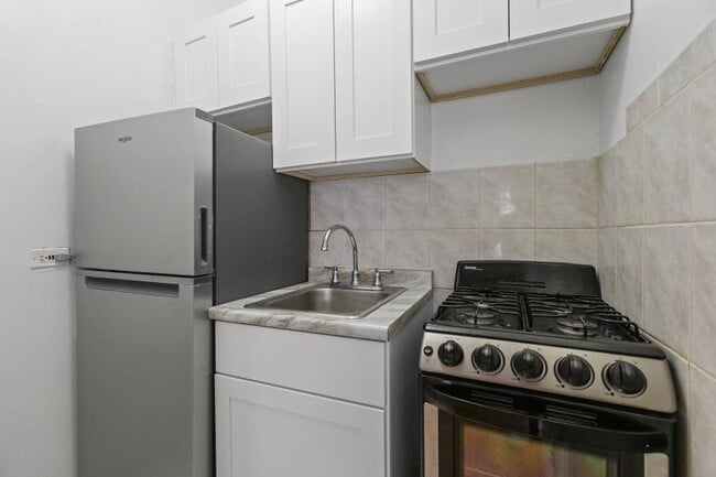 Building Photo - 0 bedroom in Chicago IL 60657