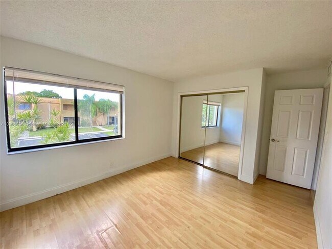 Building Photo - 159 Lakeview Dr