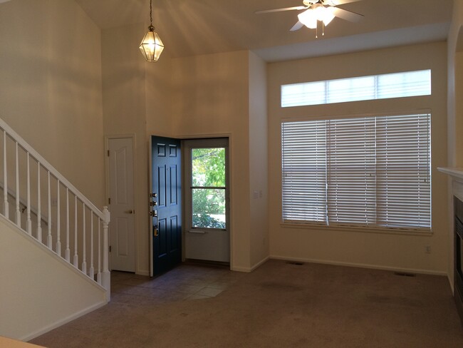 Building Photo - Beautiful 2B Condo in Lafayette's Autumn R...