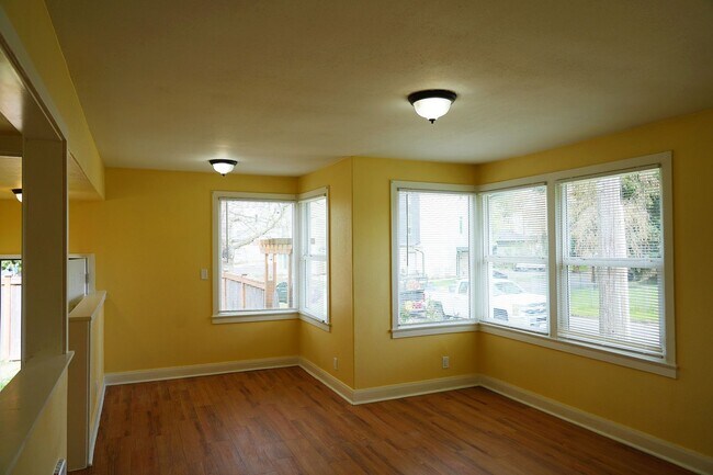 Foto del edificio - Immaculate, move in ready 2 bedroom 1 bath...