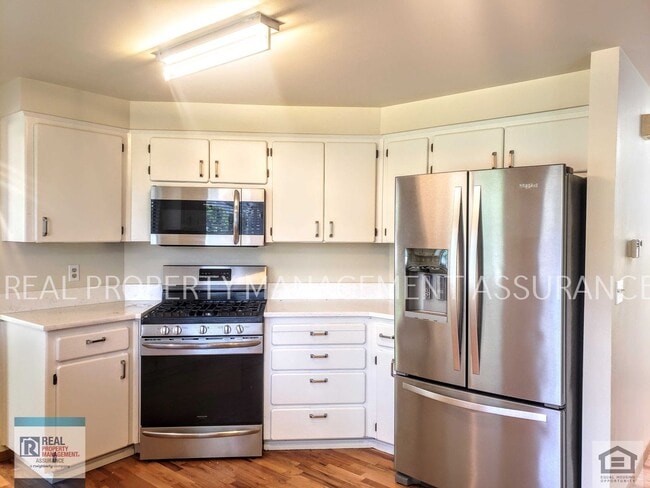 Foto del edificio - Charming 3 Bedroom Home With A 2 Car Garage!!