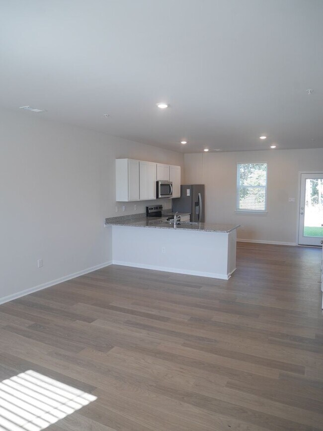 Foto del edificio - Live Modern in Salisbury – 3BR Townhome wi...
