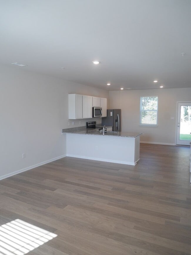 Building Photo - Modern End-Unit Townhouse in Sassafras Mea...