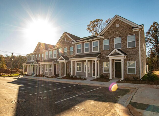 Foto del edificio - BEAUTIFUL 2 Bedroom End Unit Townhome in C...