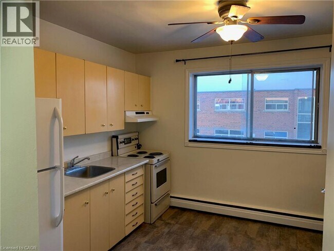 Photo du bâtiment - 42 Hilltop Dr