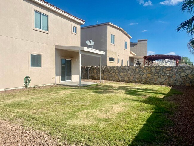 Foto del edificio - 3742 Piedras Negras - Comfortable Two Story 4 Bedroom Home in Great Location!