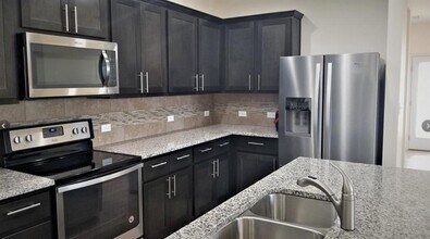 Building Photo - 704 Carillion Dr