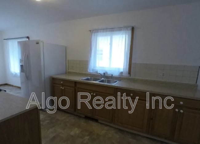 Building Photo - 3526 N Newton Ave