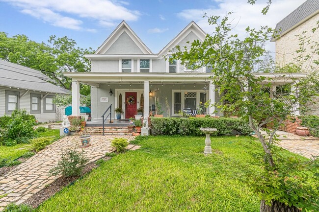 Building Photo - 311 W Mistletoe Ave