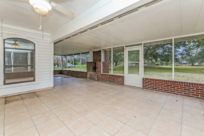 Building Photo - 4-Bedroom Brick Home in Jacksonville, FL