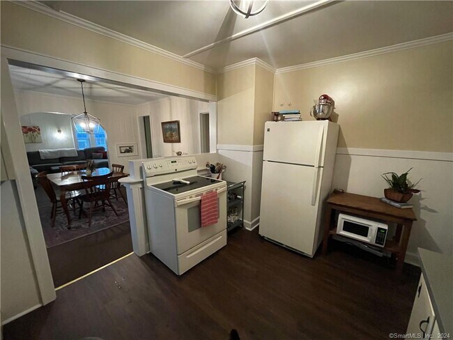 Building Photo - 862 Migeon Ave