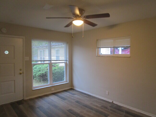 Building Photo - 2936 Hallmark Ln