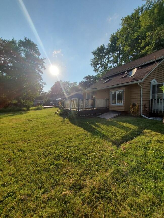 Building Photo - 3 BEDROOM, TWO STORY HOUSE IN DOWNTOWN HOW...