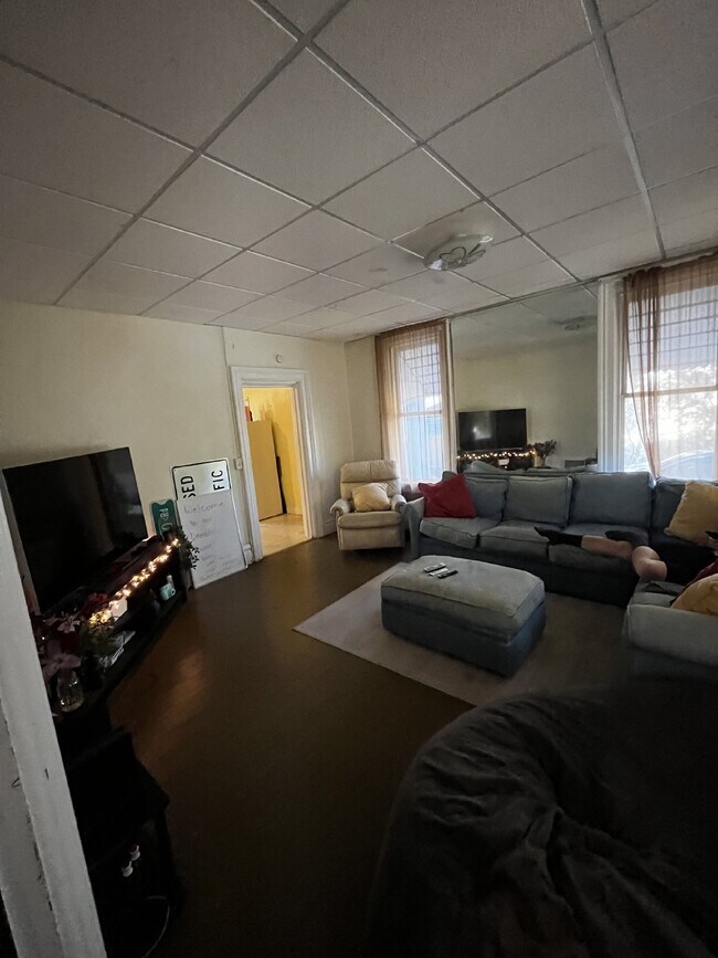 Foto del edificio - Huge 6 Bed 2 Bath close to UWEC