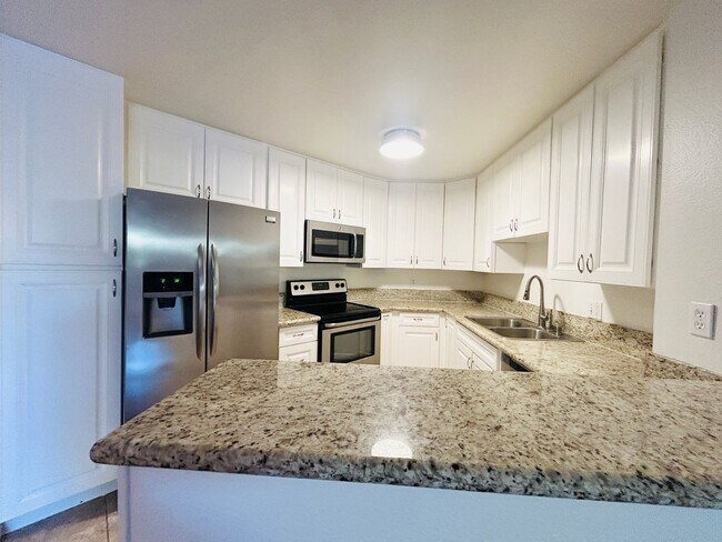 Foto del edificio - Spacious Two Bedroom, Two Bath Condo in De...