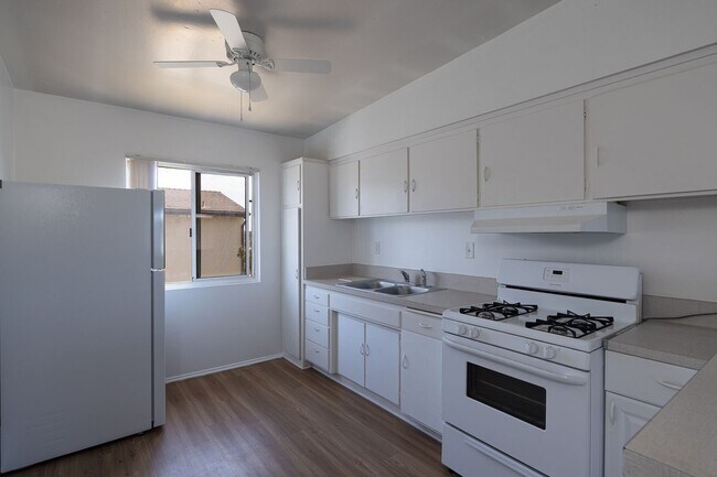 Foto del edificio - 2 Bedroom + 1 Bathroom Apartment | Oxnard Shores | Unfurnished