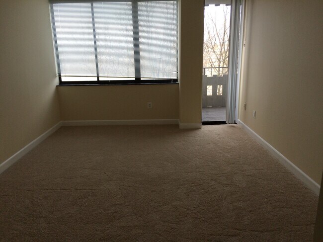 Foto del edificio - 6301 Stevenson Ave