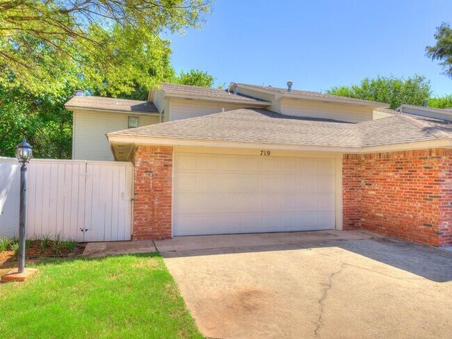 Building Photo - Beautiful West Norman 3 Bed 2 Bath!