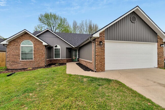 Building Photo - 3 Bed 2 Bath home Just Mins Away from Lake Fayetteville and I-49
