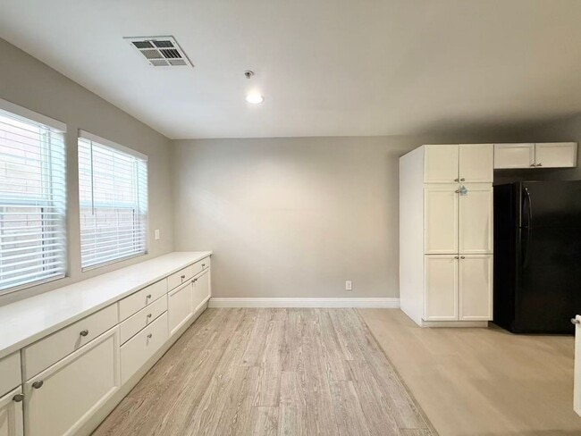 Building Photo - Cozy Two-story single-family house