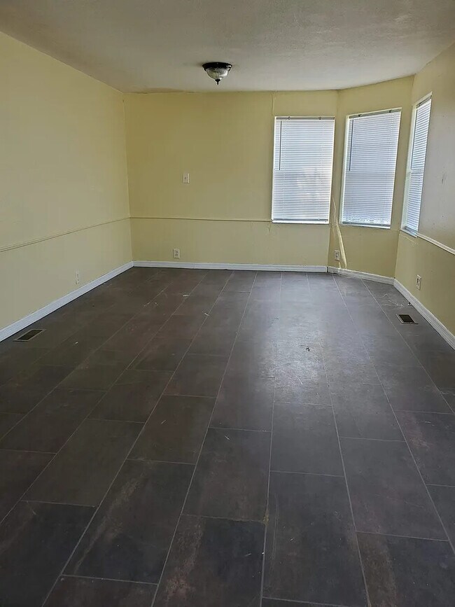 Foto del edificio - 6302 Midland St