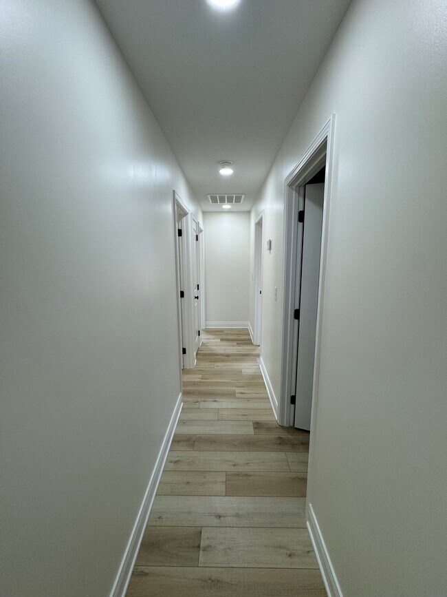 Foto del edificio - 857 Elmdale Rd