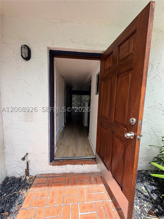 Building Photo - 3225 Bird IV3