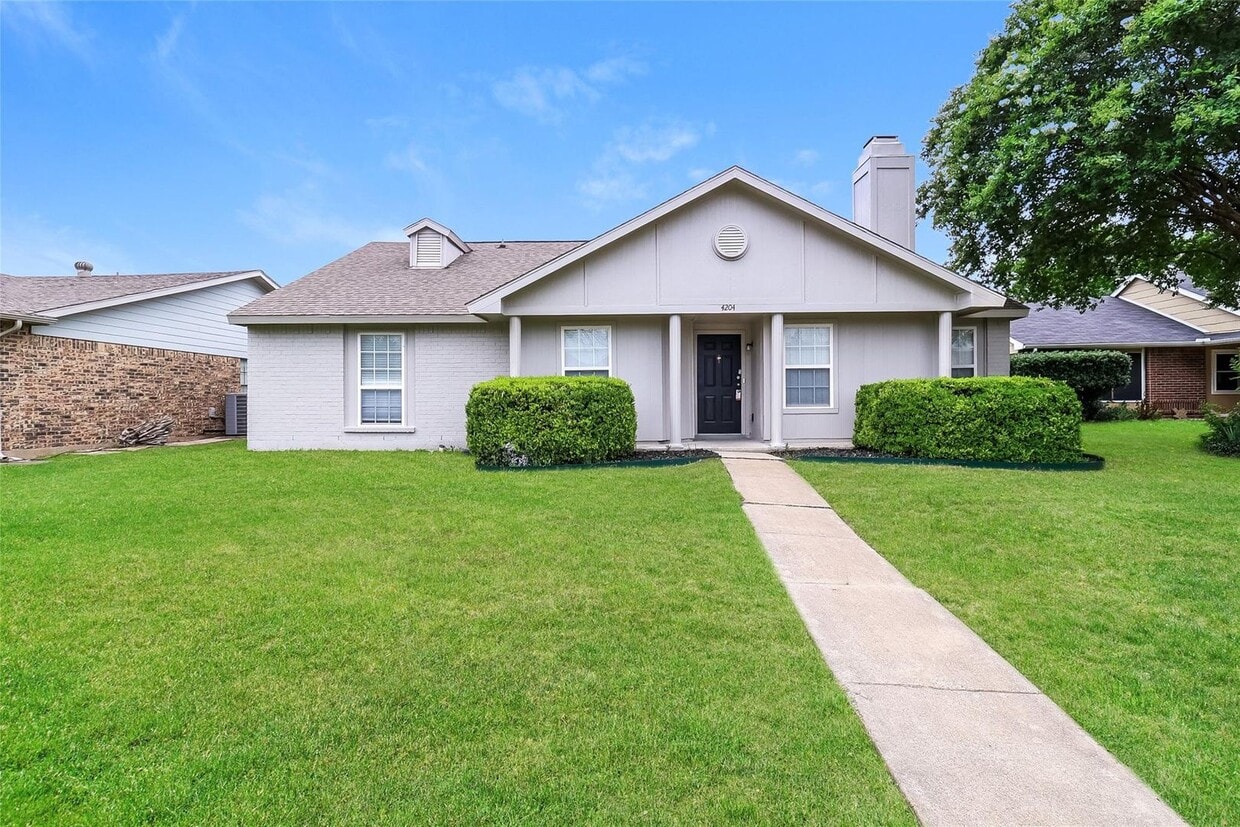 Spacious 4BR Home with Vaulted Ceilings, Fireplace & Large Backyard! - Spacious 4BR Home with Vaulted Ceilings, Fireplace & Large Backyard!