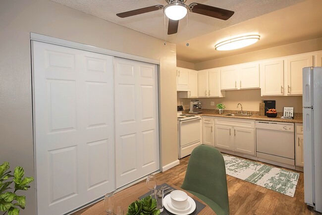 Kitchen/dining area - California Center Apartments