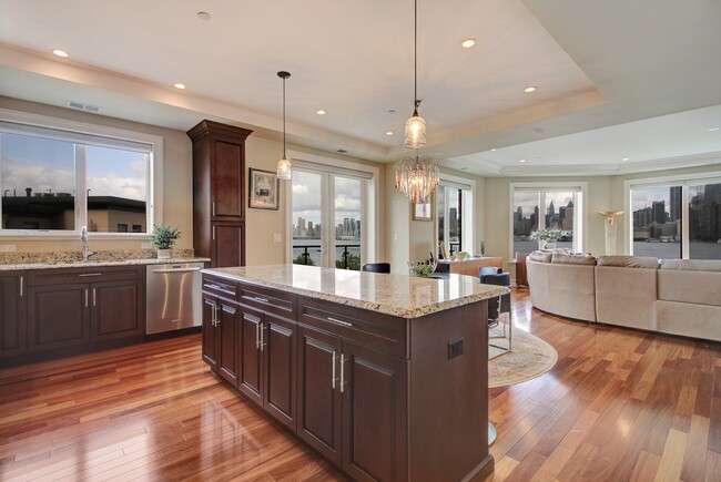Building Photo - 250 Henley Pl