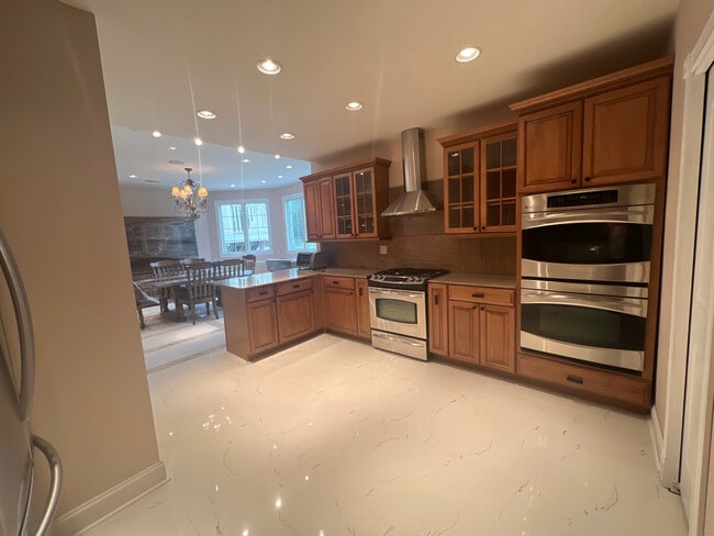 Kitchen - 7N201 Windsor Dr
