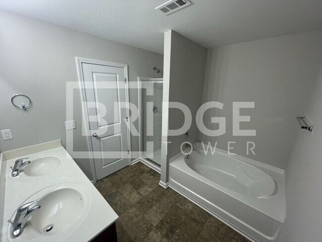 Building Photo - 2508 Walnut Forest Dr
