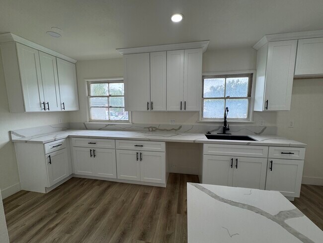 Foto del edificio - 2520 Kellogg Park Dr