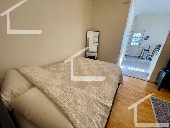 Building Photo - Charming studio