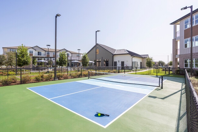 Building Photo - Broadstone Creekside