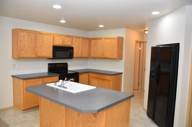 Building Photo - 3 Bedroom 2.5 Bath Spanaway Home on Quiet ...